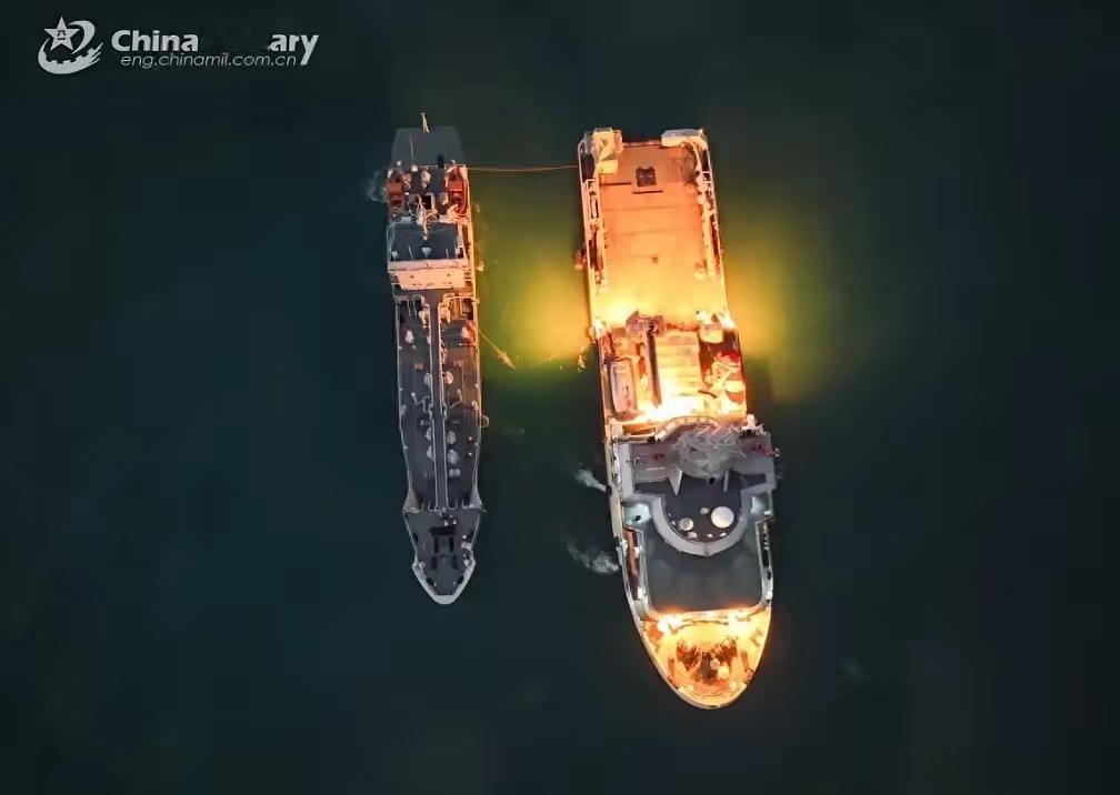 谷爱凌夺冠之后，做了一个让人意外的动作。

她没有去拥抱队友，没有对着镜头庆祝。