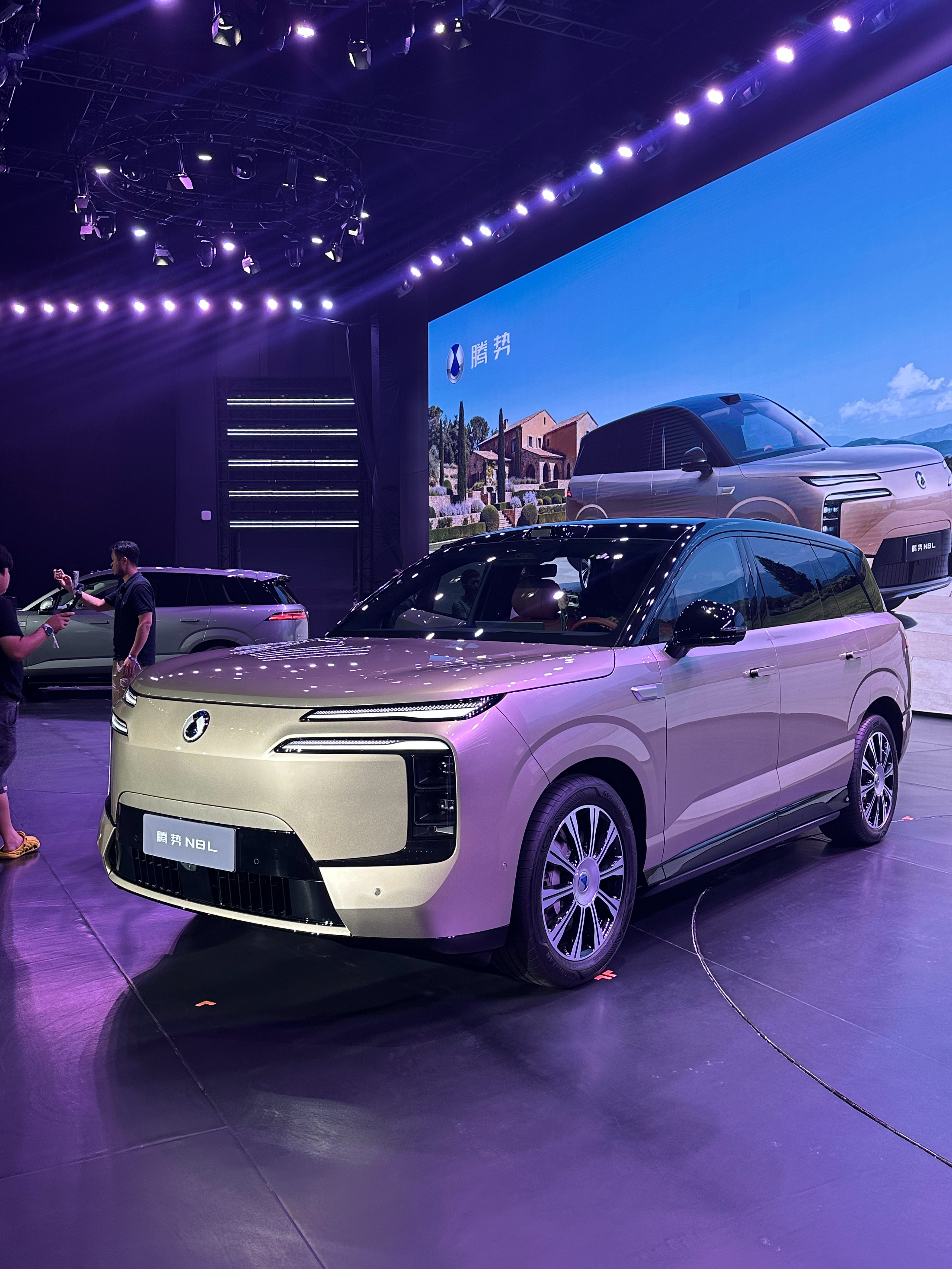 腾势N8L纯电上市这么大个车[衰][衰][衰]130.2 度这么大的电池这么长的
