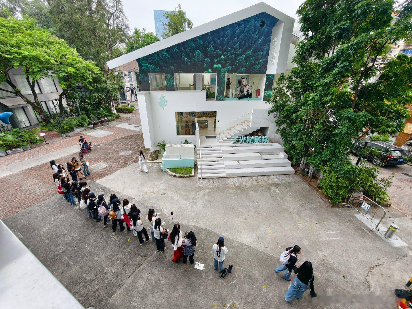 此刻，连我都好奇，蔡徐坤今晚真的要来这里参加品牌方直播么[偷笑]公司楼下好多人呀