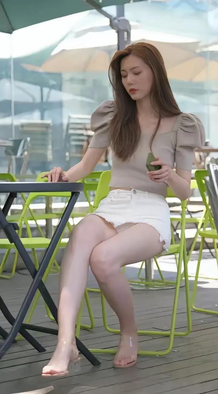 周一睁开眼，我就盼着放假，这班还上不上啊#靓妹倩影分享# #分享美女＃# #🤝