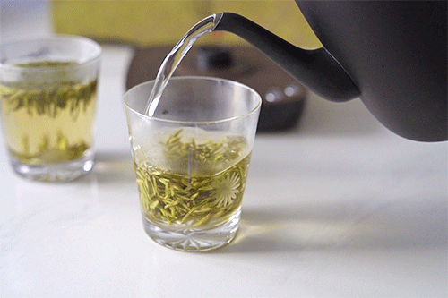 下午茶~沏了两杯竹叶青，这个茶的香味闻着很像抹茶粉的味道，让我想到了抹茶蛋糕