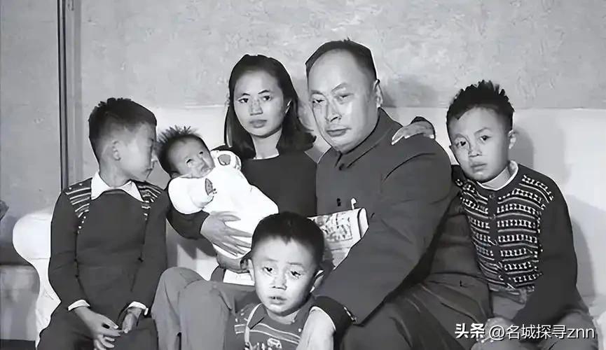 1974年，陈毅夫人张茜病重弥留之际，盯着三个儿子只说了一句话：“妹妹不出嫁，你