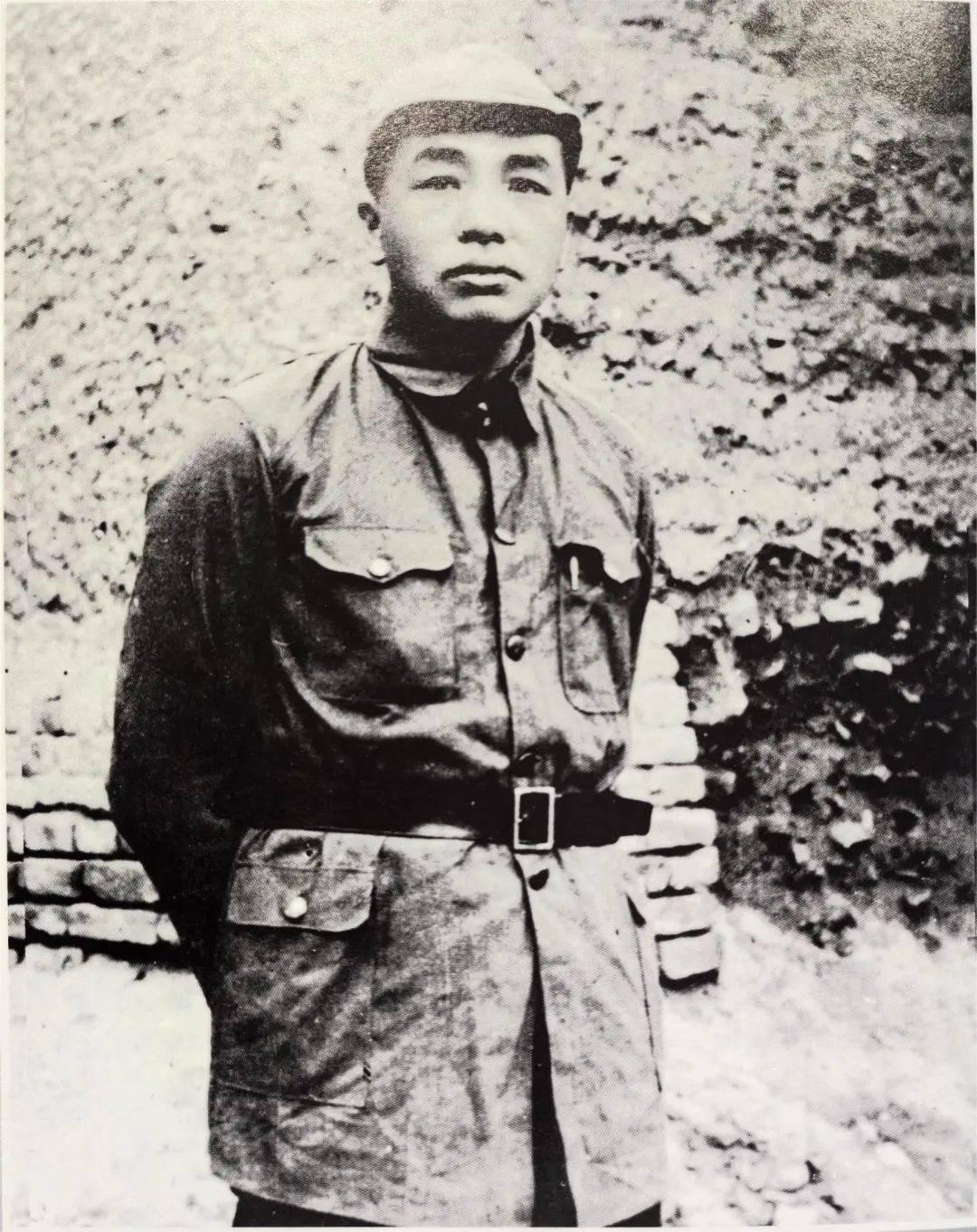 保卫井岗山时的彭德怀英姿，浓眉大眼，大鼻厚唇。眼睛里透着智慧和坚毅，脸上表现出的