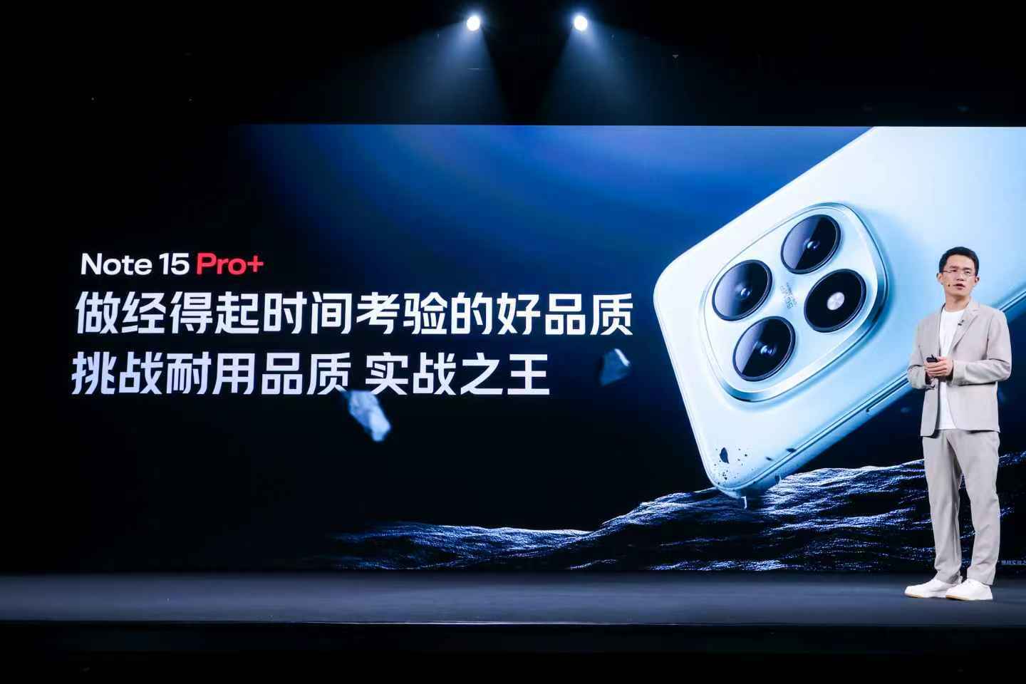 这手机是真的，超级坚固了，防水等级直接拉满，对于经常户外工作的来说这个手机特别特
