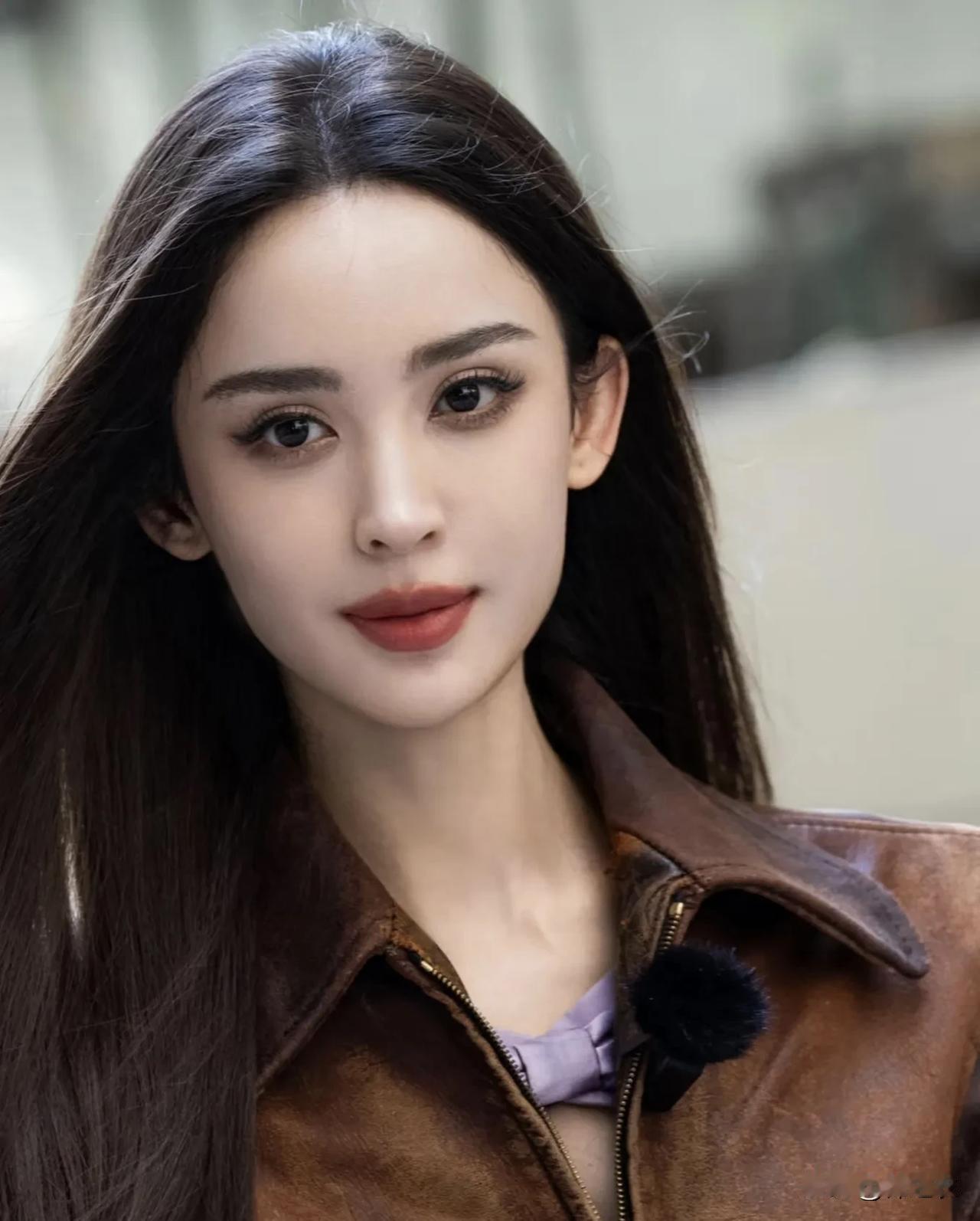古力娜扎的美貌就和顶级天才拥有超高智商一样，是一种与生俱来的天赋。

而古力娜扎
