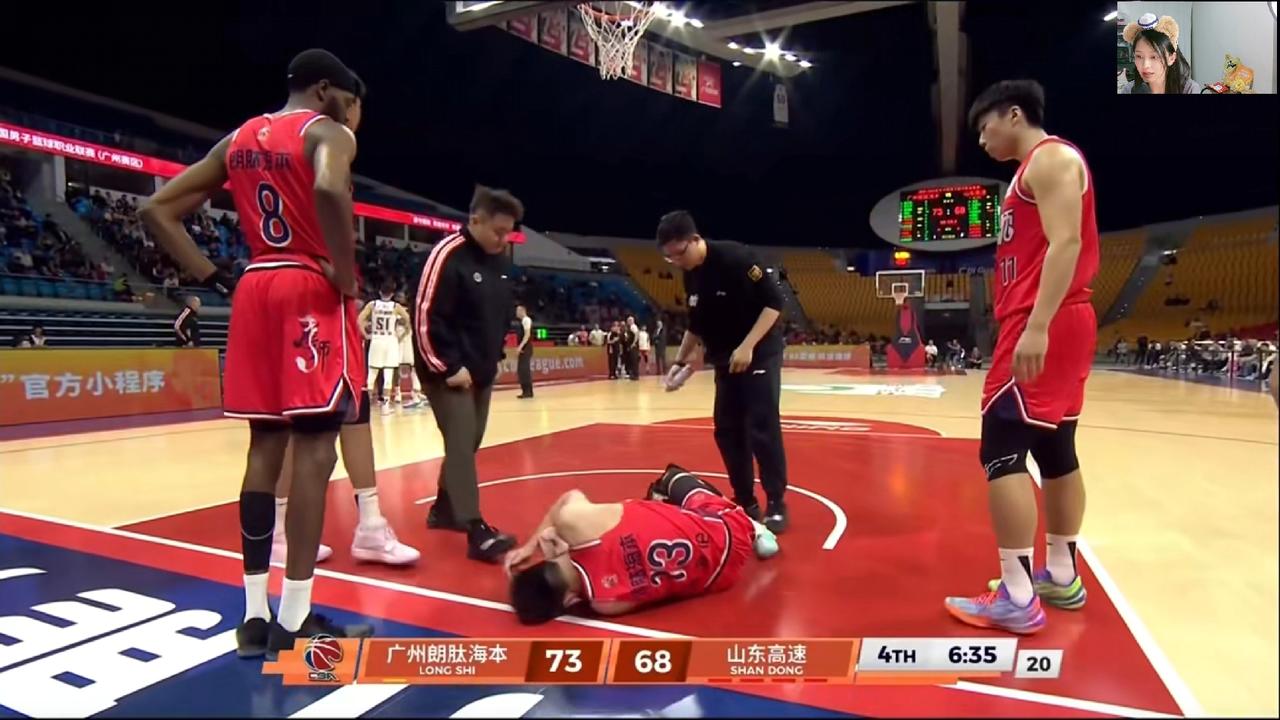 不要啊！郭艾伦又伤！3月6日，CBA联赛第二轮，广州龙狮与山东高速的一场补赛中，