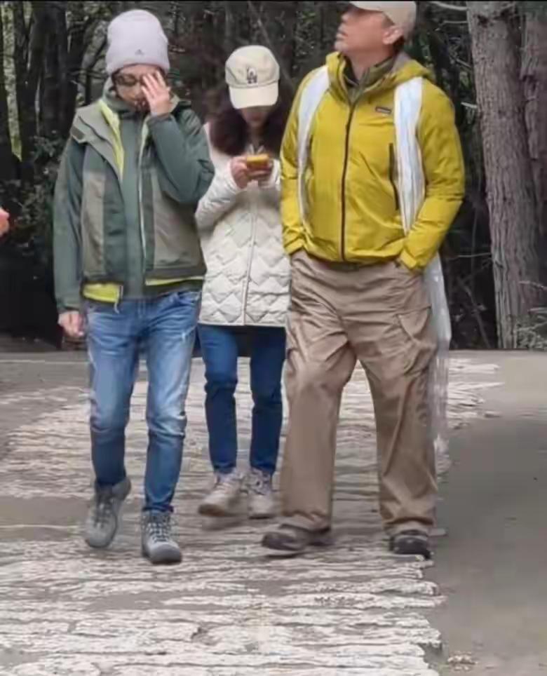很喜欢这一对啊，
俩人都已经恩爱结婚28年了，
可惜没有小孩，
两个人演技都很好