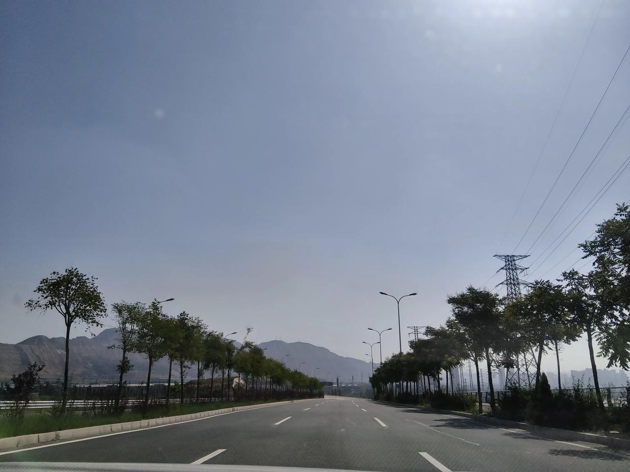 兰州早晚温差大，中午热的话可以坐黄河边喝茶晚上欣赏夜景，欢迎外地的朋友来兰州避暑