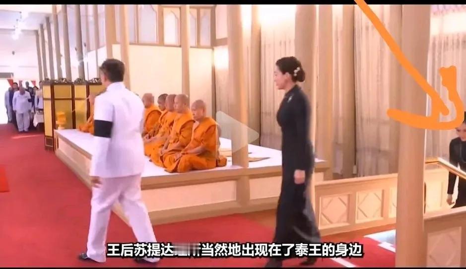 诗妮娜真正回归王室了。
2月7日，已故王太后诗丽吉的亲戚去世，泰王玛哈带着家属亲