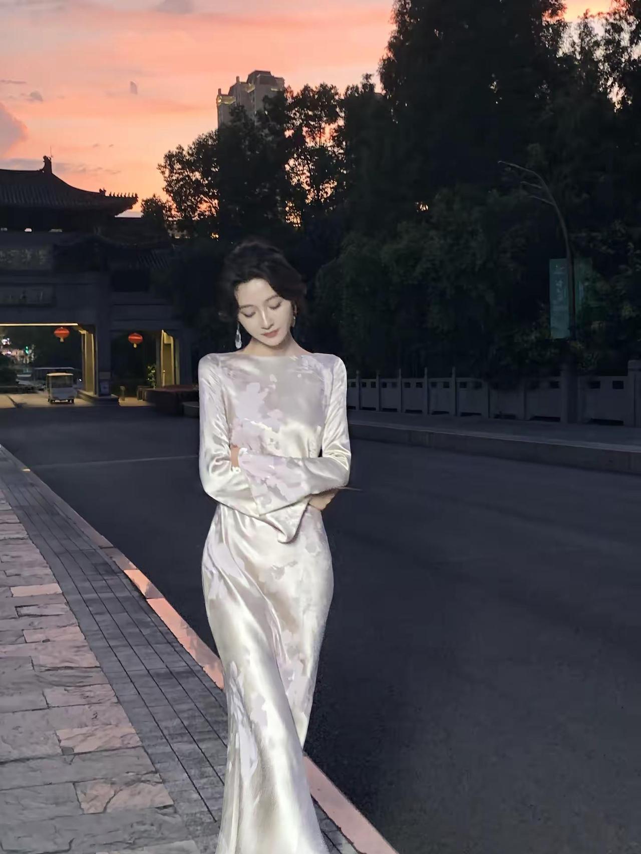 江南烟胧雨。遇见东方美 黄昏治愈时刻 缎面连衣裙