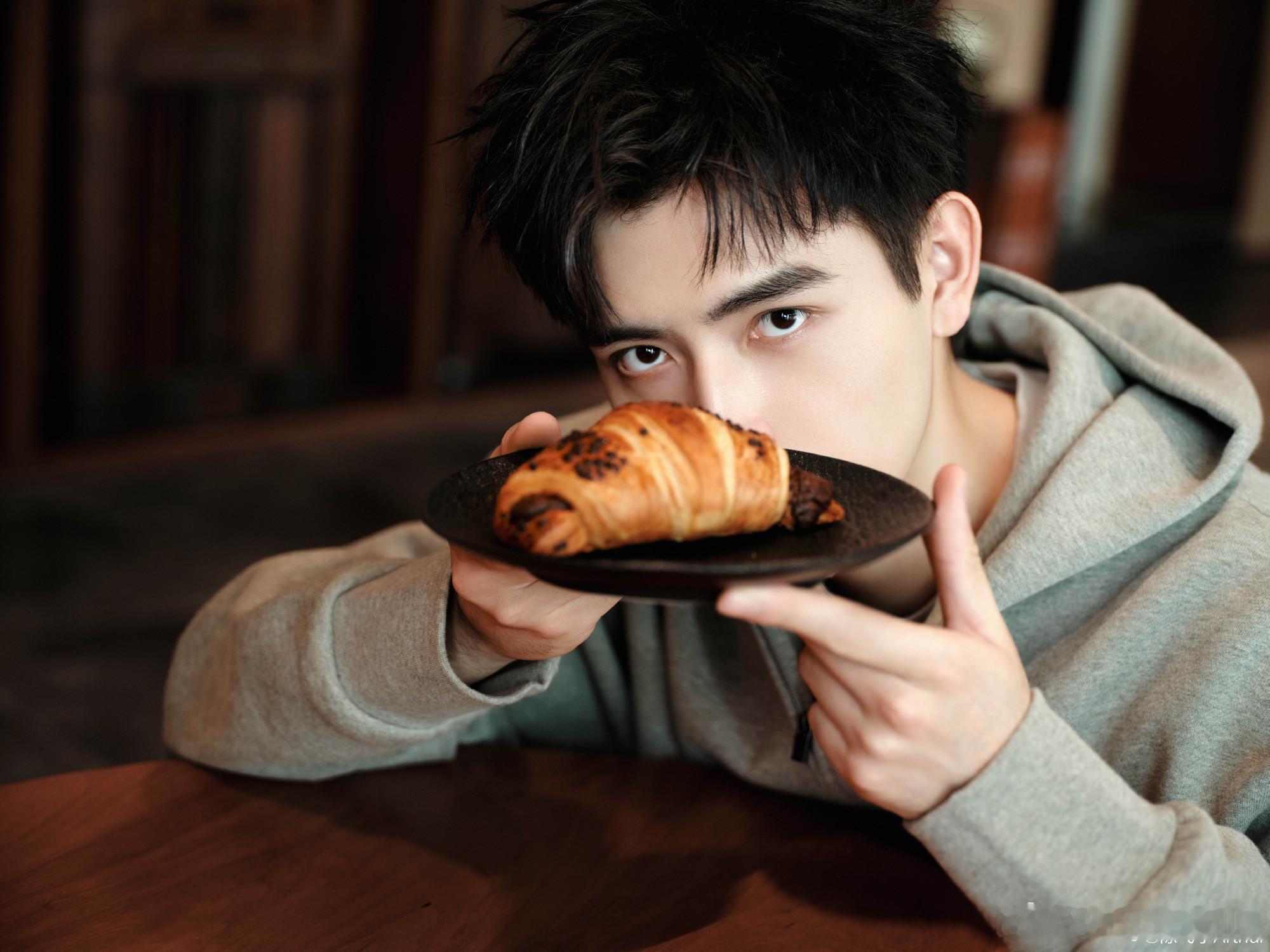 陈飞宇11月营业~ 帅的没话说[馋嘴] ​​​