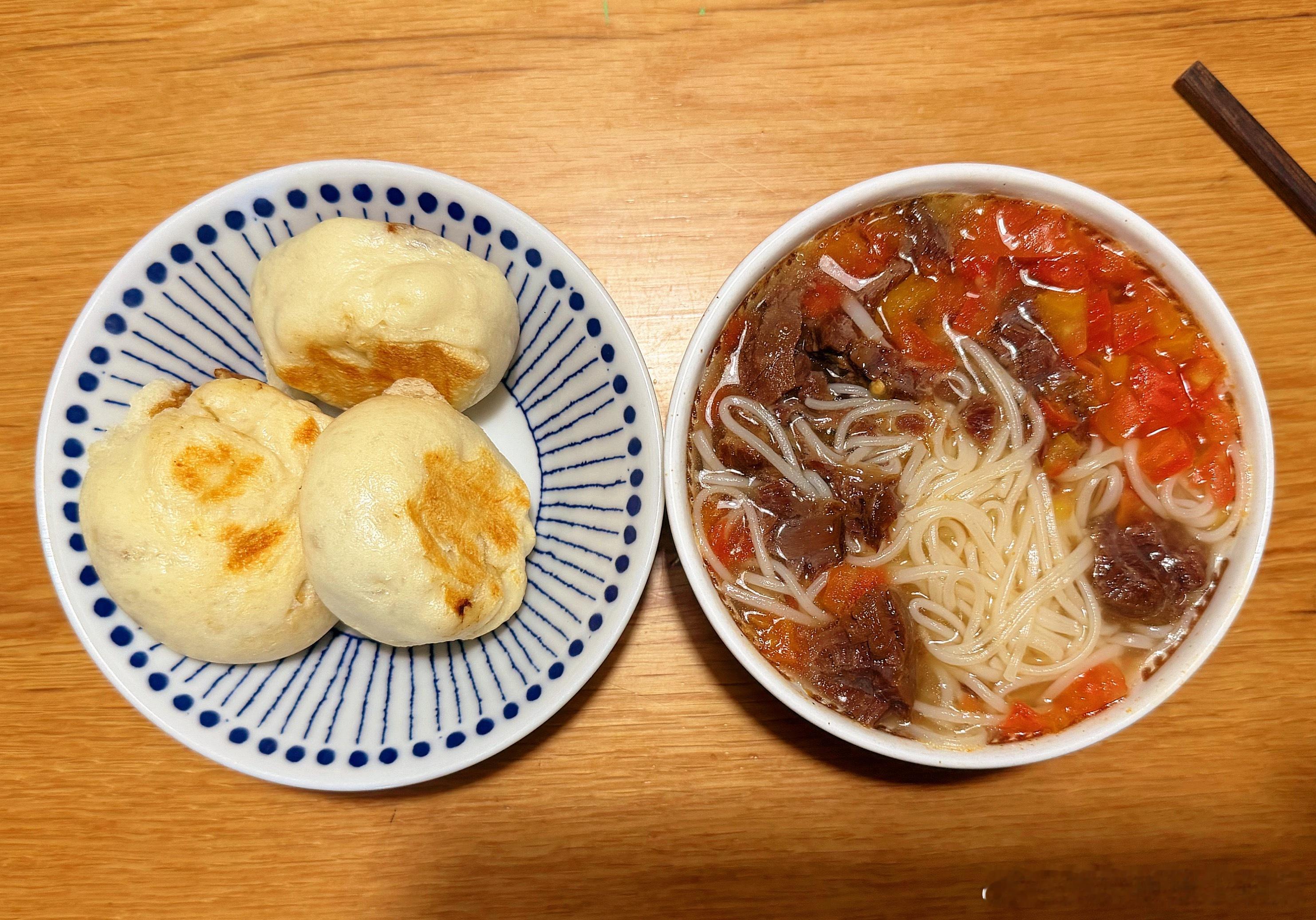 今天的早饭~是的，你没看错，一人一种饭。没办法🤷一个说要吃包子，一个说要吃牛肉