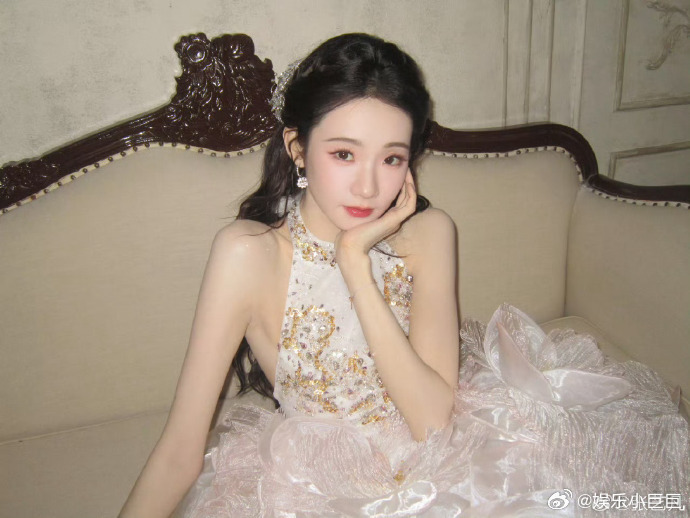 张艺凡转型研究手势舞中 真的被研究手势舞的张艺凡狠狠惊艳，温柔又灵动的样子完全颠