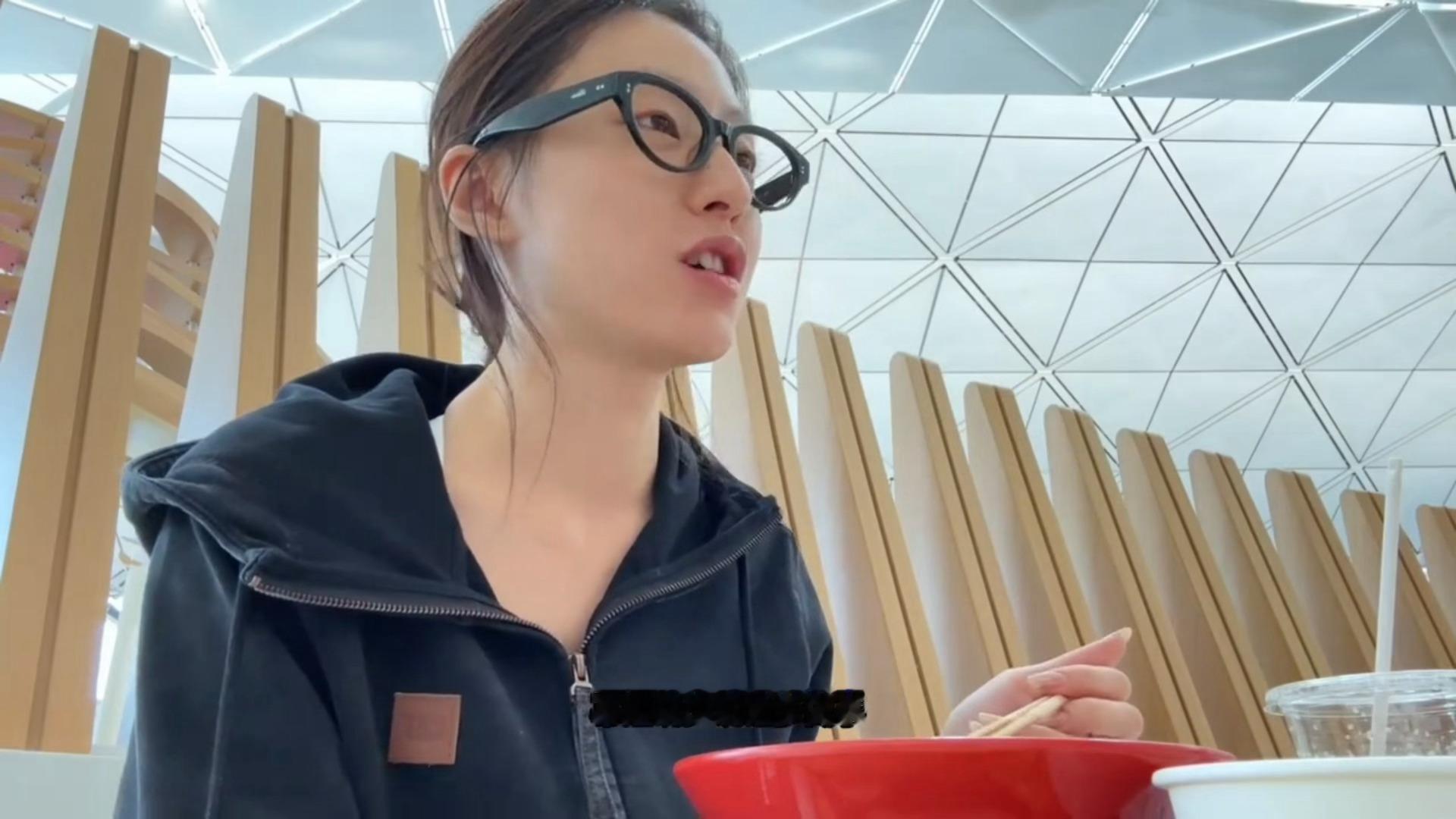 胡连馨要上综艺有点紧张给幂幂发微信，幂诀：“少说话多做事”胡连馨给杨幂发微信 ​