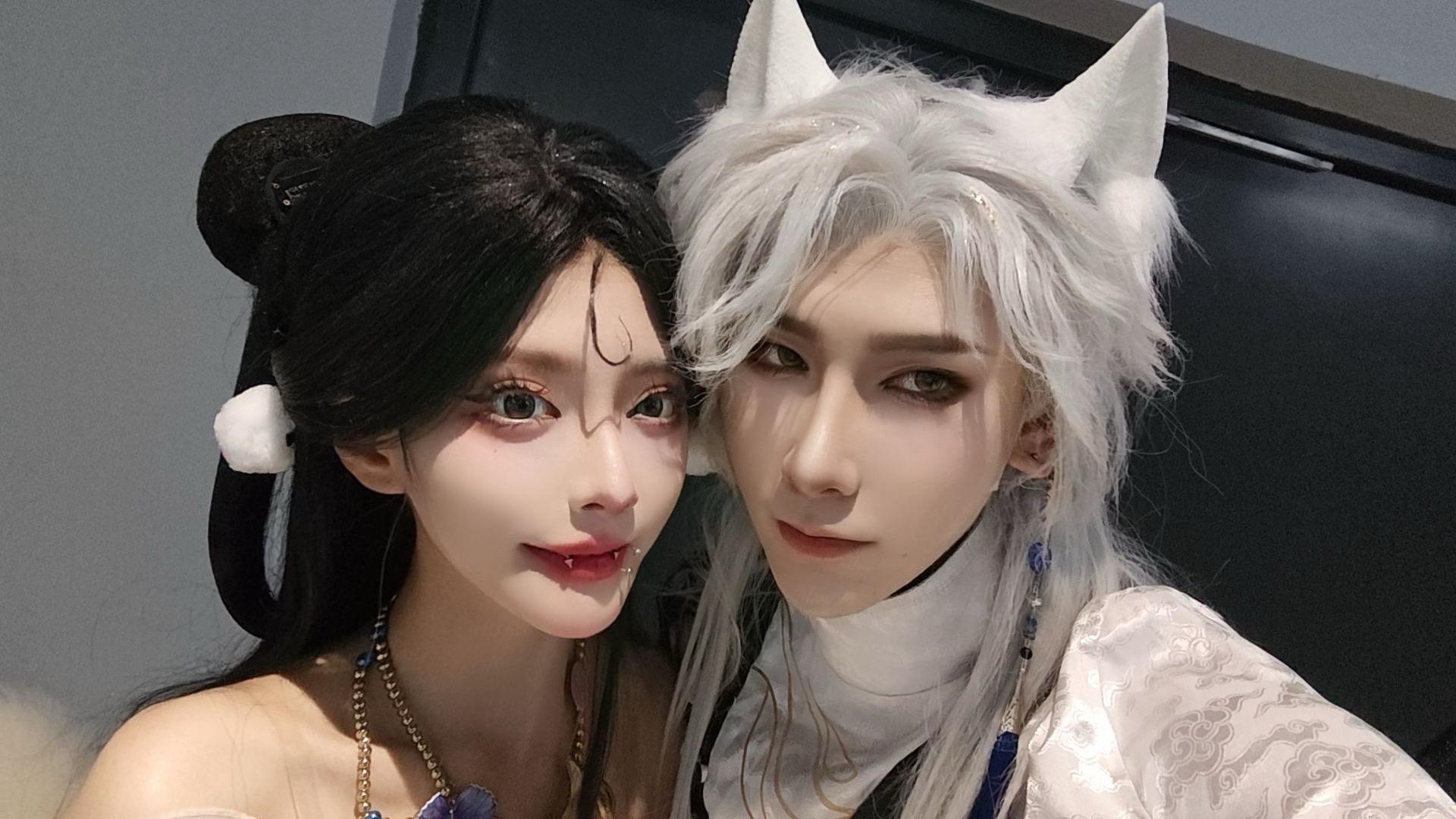 见到狐尘要说什么。    今夜月色略朦胧