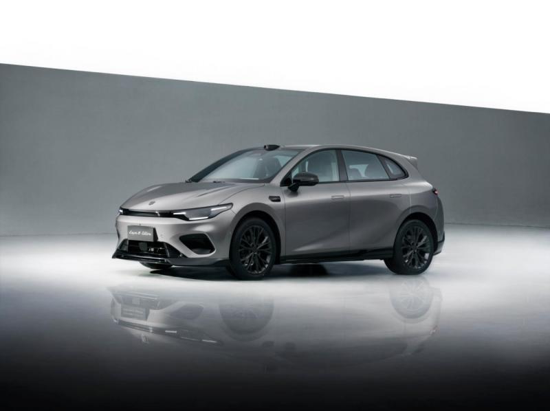 Lafa5 Ultra的内饰有一种"成年人的运动感"，不吵闹但很有力量

市面上