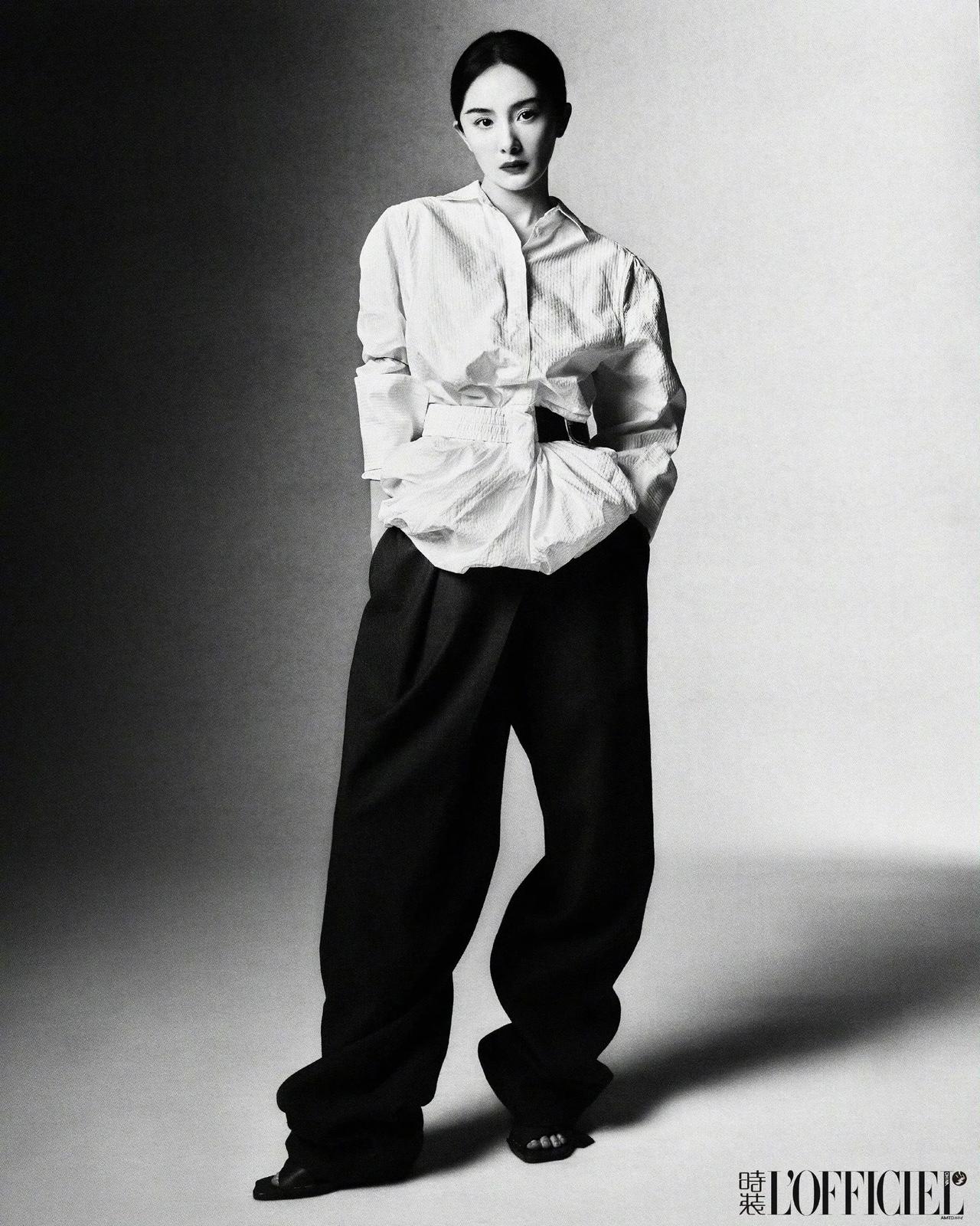 杨幂这样照片黑白色调，肥肥的裤子，有种卓别林默片的感觉，很帅。#杨幂演技评价# 