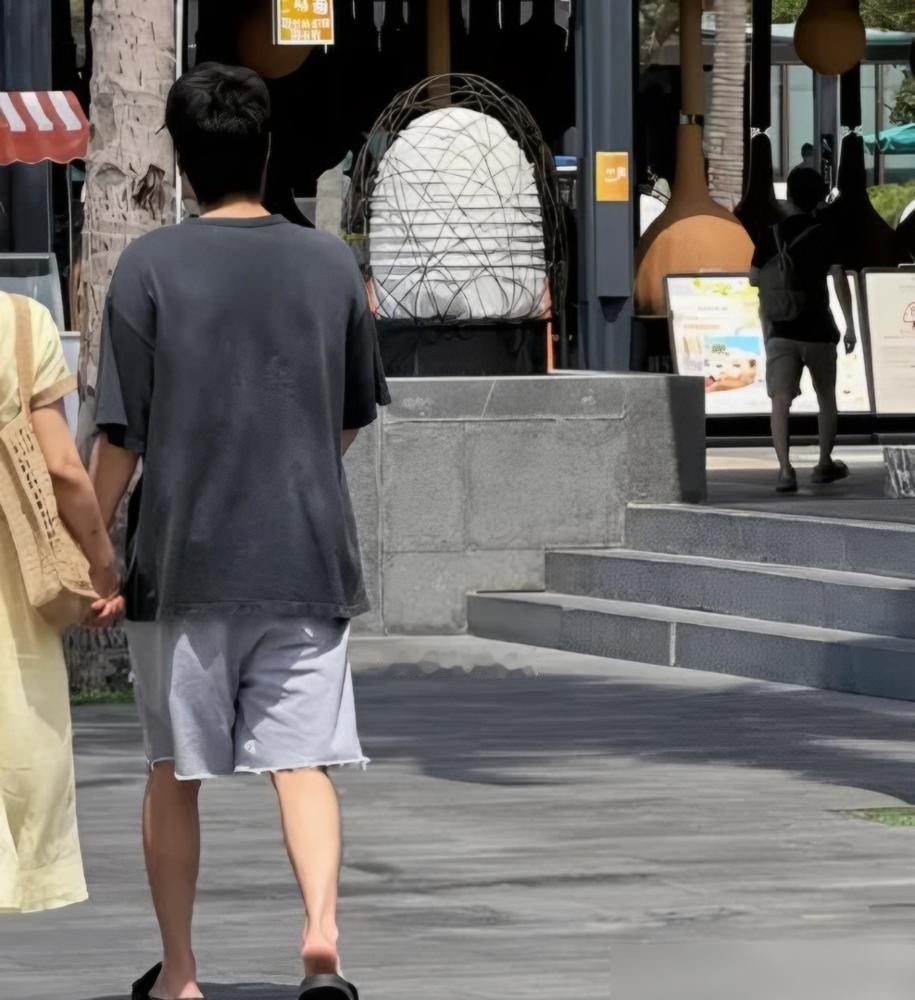 高圆圆三亚度假，身边的男人穿着拖鞋像刚收完破烂，我差点没认出来，定睛一看竟是赵又