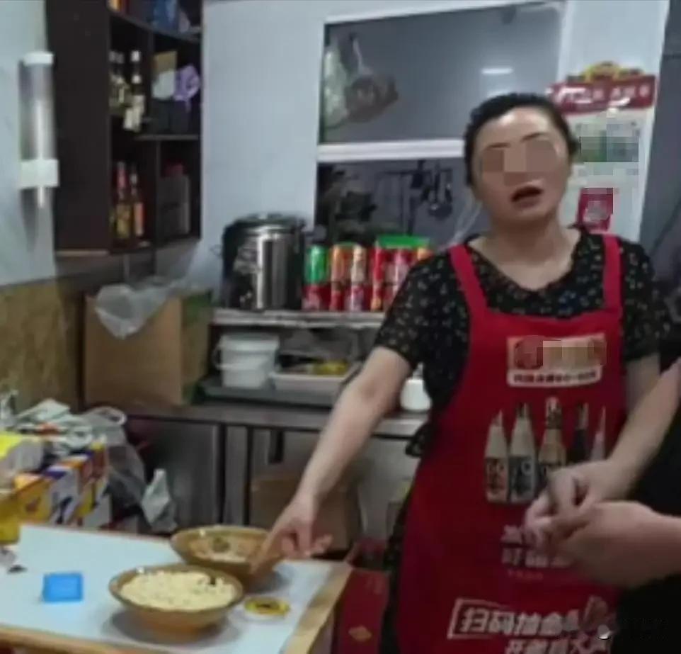只因9毛硬币结账，面馆老板泼热面伤人，店铺地址曝光后濒临倒闭
 
就几枚一角硬币