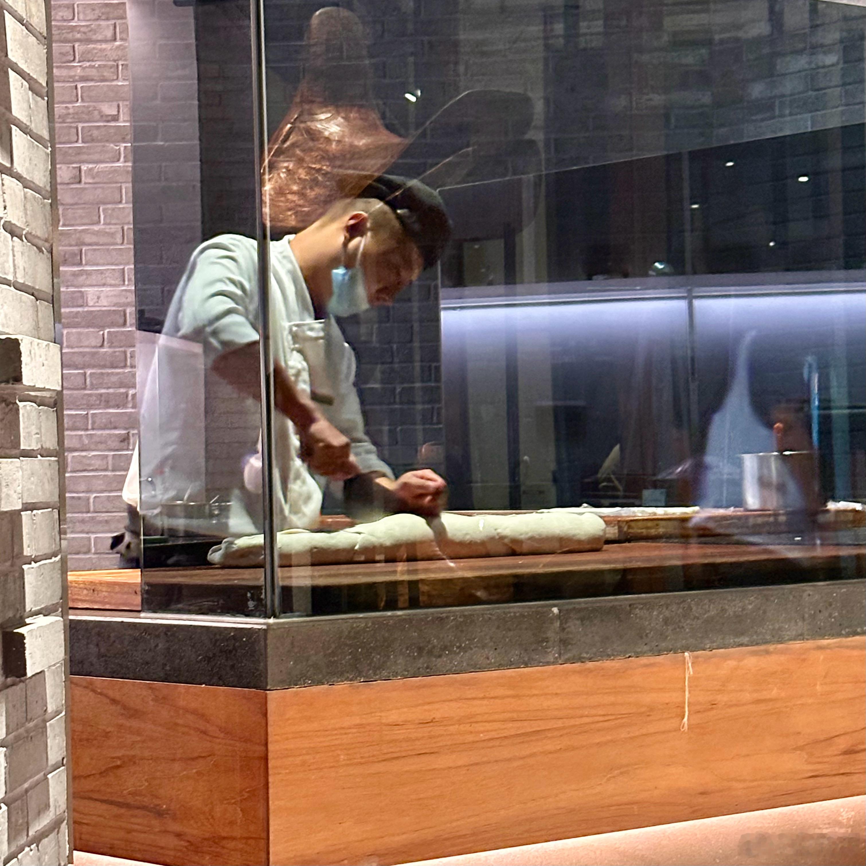 到西安的第一顿，在西安万丽酒店的丝餐厅吃了一次新疆菜。环境，服务和出品均好。餐厅