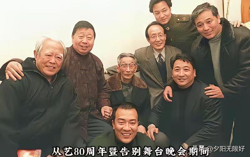 几位大笑星，
少时经常听。
千家万户爱，
他们说相声。