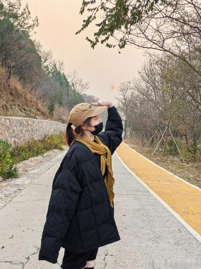 谁懂关晓彤身上的生命力 内娱稀缺的鲜活感！关晓彤怎么舒服怎么来，生命力太让人动心