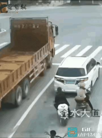 搞不懂了，你说他是碰瓷吧，他还起来了，和轿车司机动手了，你说他不是碰瓷吧，他自己