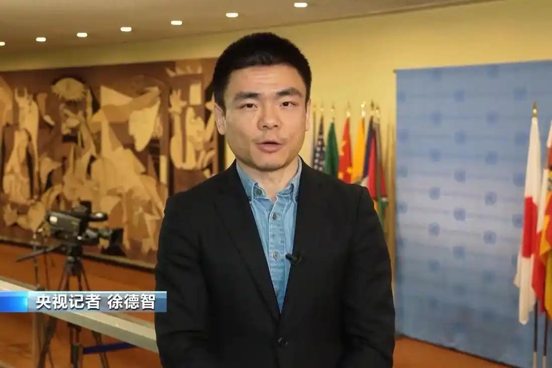 中国记者徐德智在联合国会场站起来，只问了日本代表两个问题：“谁炸的日本？为什么炸