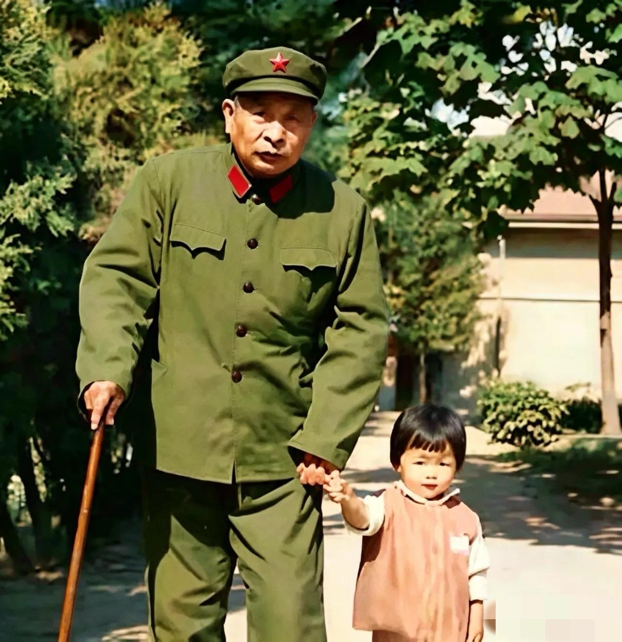 70年代初，钟期光牵着孙女钟好好在部队院子里散步。柯蓝，原名钟好好，1972年出