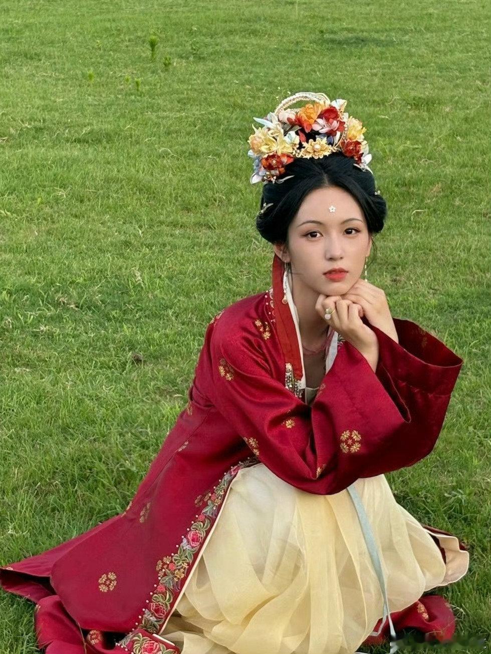 周也绿也仙踪小鹿妆 被周也的小鹿妆狠狠美到！绿也仙踪主题适配度超高，眉眼带着小鹿