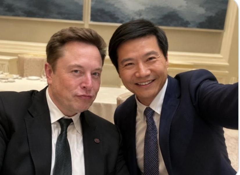 谁能想到，雷军和马斯克这两位科技圈的“顶流”，居然同框自拍了！一个是小米的掌舵人
