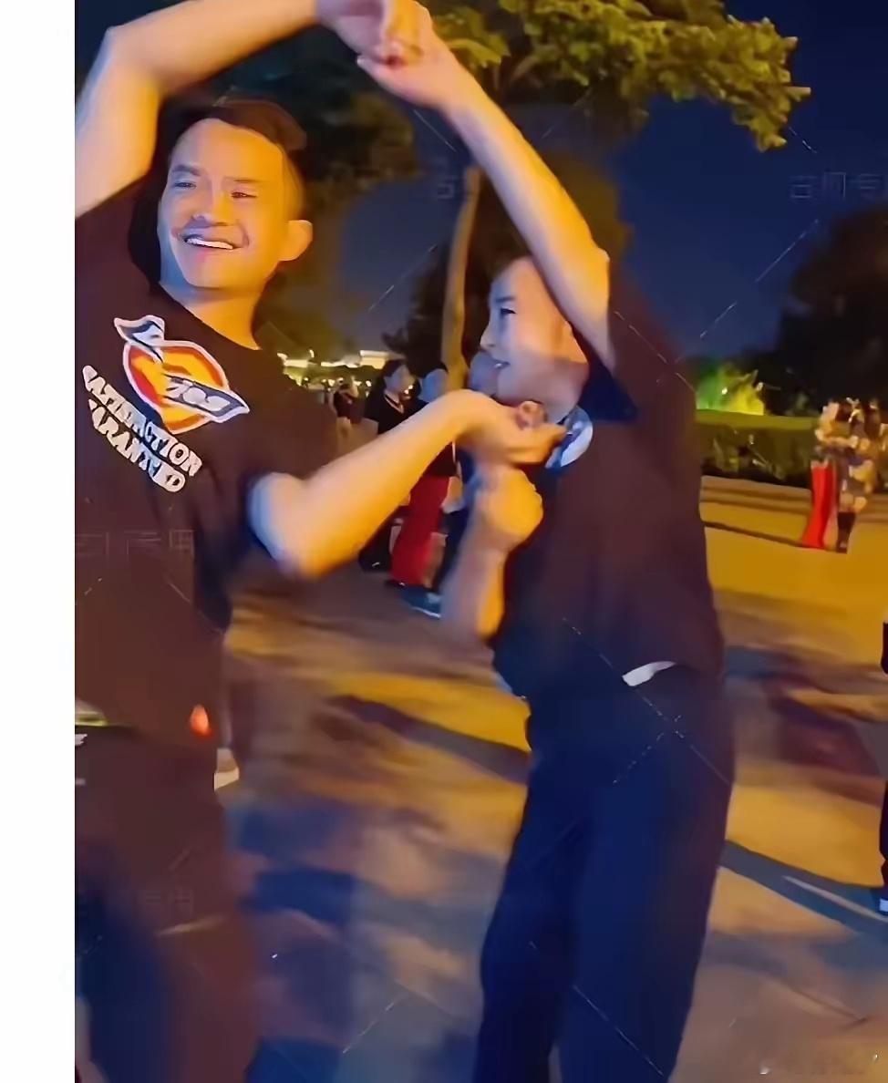 刘晓庆的前男友古柯在直播中透露了他们的恋情细节和经济纠纷，引发网友热议。古柯指责