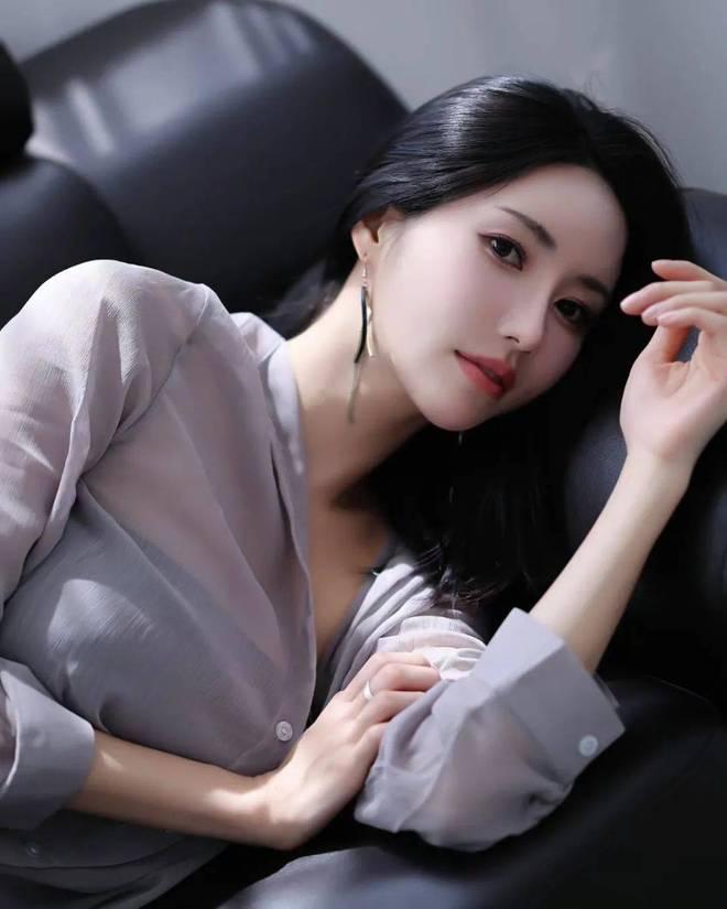 聊起婚外情这档子事，很多人脑子里蹦出来的画面，八成都是男人在外头沾花惹草。可今天