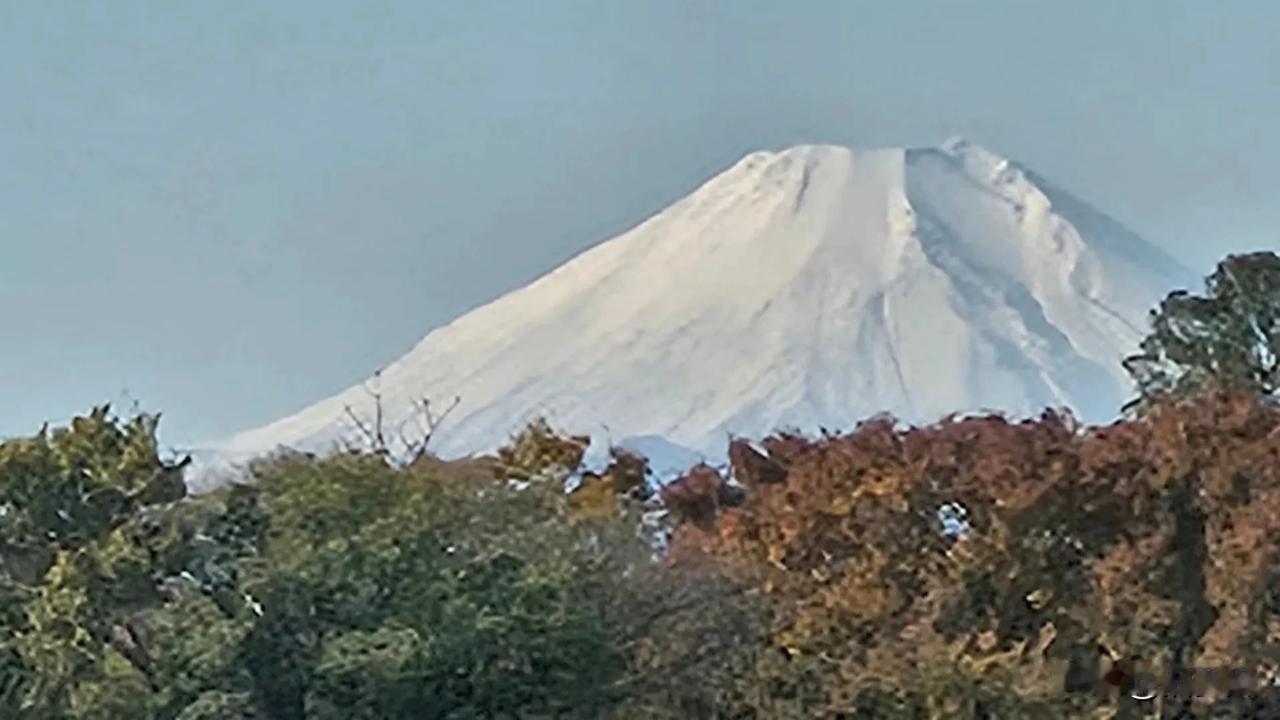 在日同事今天给我们发的图片。
在家里上班，顺便观赏一下富士山的雪景。

这简直就