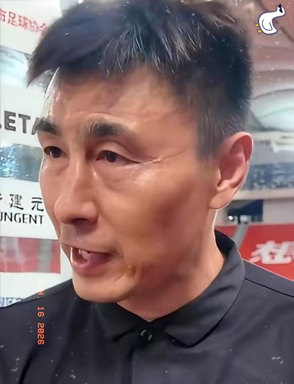 前国足的 "球霸" 李玮峰，突然隔空喊话，点名了董路的青训队。他一句话，直接揭了