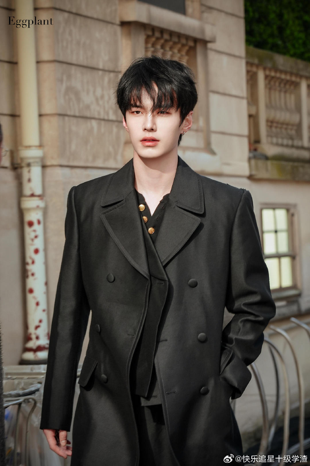 巴黎偶遇何与何与巴黎时装周街拍 巴黎限定心动，被何与的颜值惊艳到 