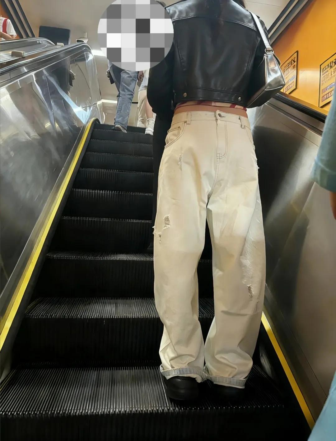 要不要提醒她一下？裤子好像穿反了！