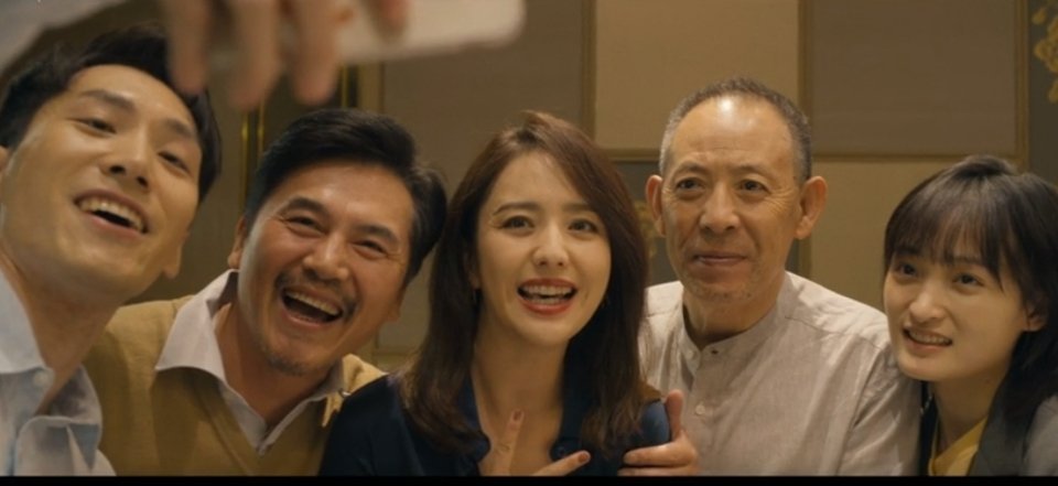 8月17日上映，佟丽娅在《我经过风暴》中饰演妻子剧照。她快乐的背后，隐藏一个不为
