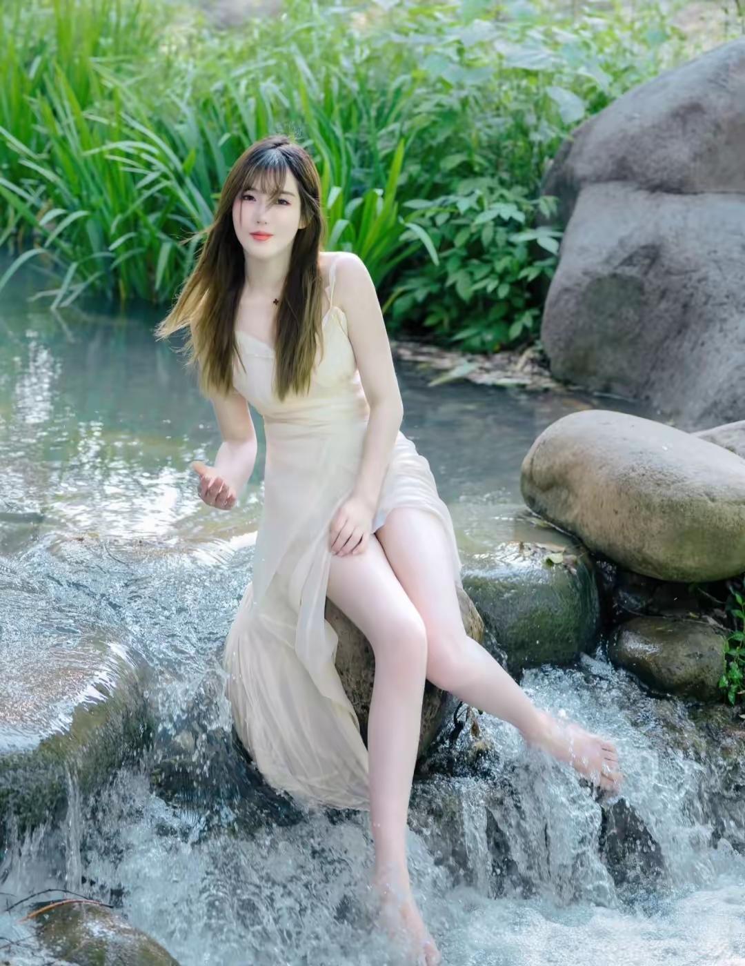 夏日清凉小溪边，轻盈裙摆随风舞不抽烟不喝酒就是好男人吗？ 如何穿出魅力又柔情的连