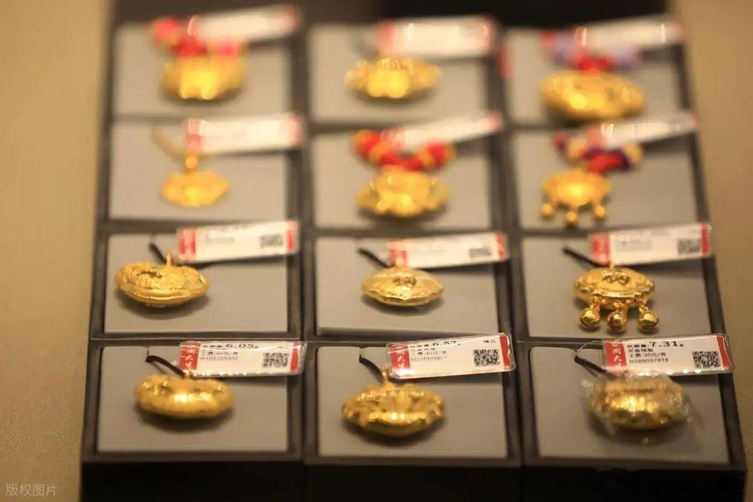 金价回调仍持续加仓！央行增持黄金，赌的不是涨幅，是底层安全近期黄金价格迎来阶段性
