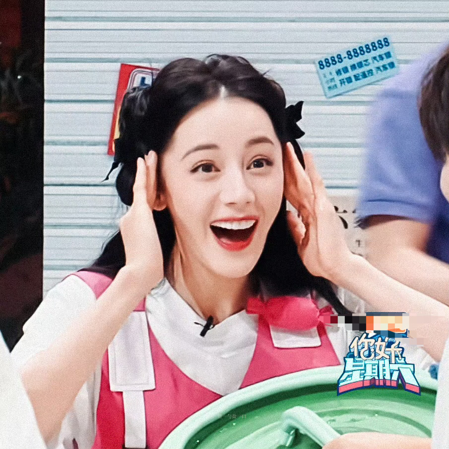 #起猛了看到迪丽热巴款气球人了# 热巴在你好星期六的舞台上，给我们展现出了超级有