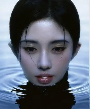 鞠婧祎这个杂志封面有点独特啊，有机会入选内娱前三吗？ 