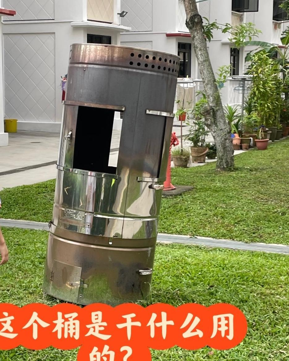 大城市里应不应该随便烧纸？

新加坡也是世界级的城市，但在各个社区，都会放上一些