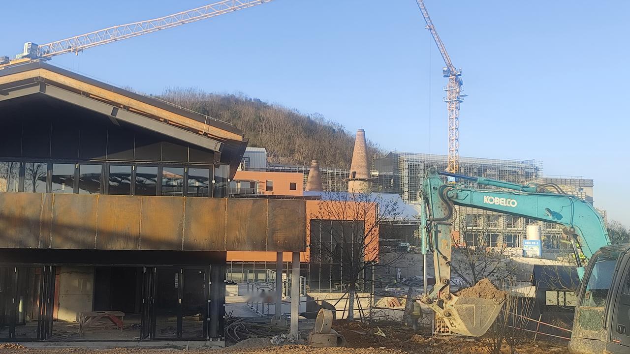 安徽省庐江县矾山镇的文旅项目，核心是通过“矿山修复+文旅运营”的模式，让千年工业