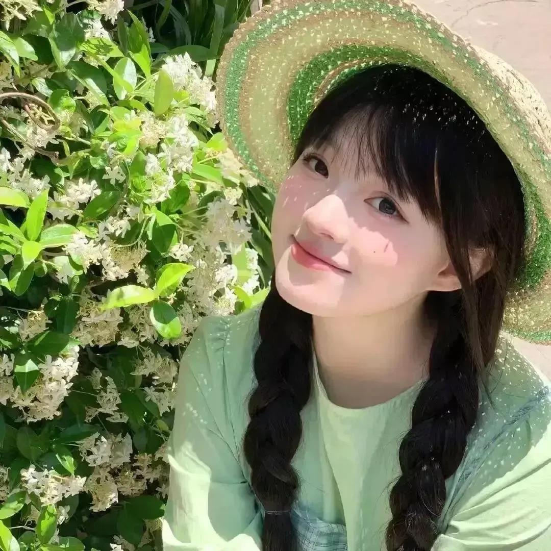 阳光下的少女，清新自然，美丽动人。少女感笑容 自然清新美少女 少女的笑容 阳光白