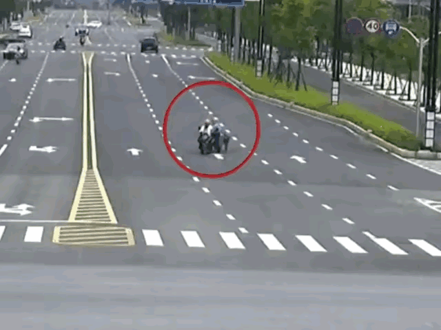 三轮车闯红灯横穿马路，这真是为大爷大妈捏把汗，做子女的一定要给老人普及交通安全知