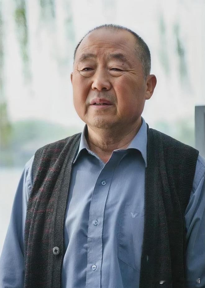 他长得不好看，相貌普通，但是很有演技。《空镜子》和《闯关东》里都有他特别出色的演