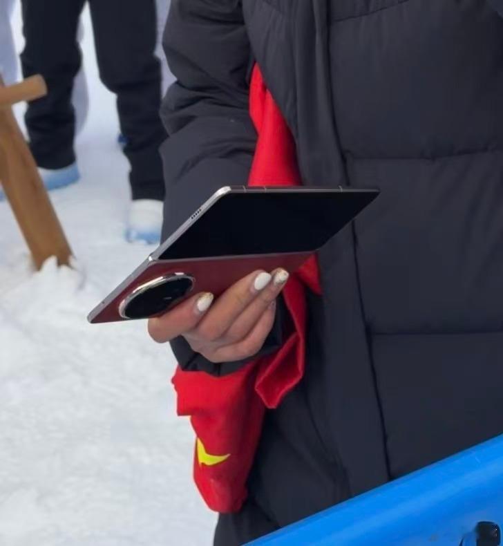 荣耀Magic V6外观首曝徐梦桃爱拍照全米兰都知道了荣耀Magic V6依然是