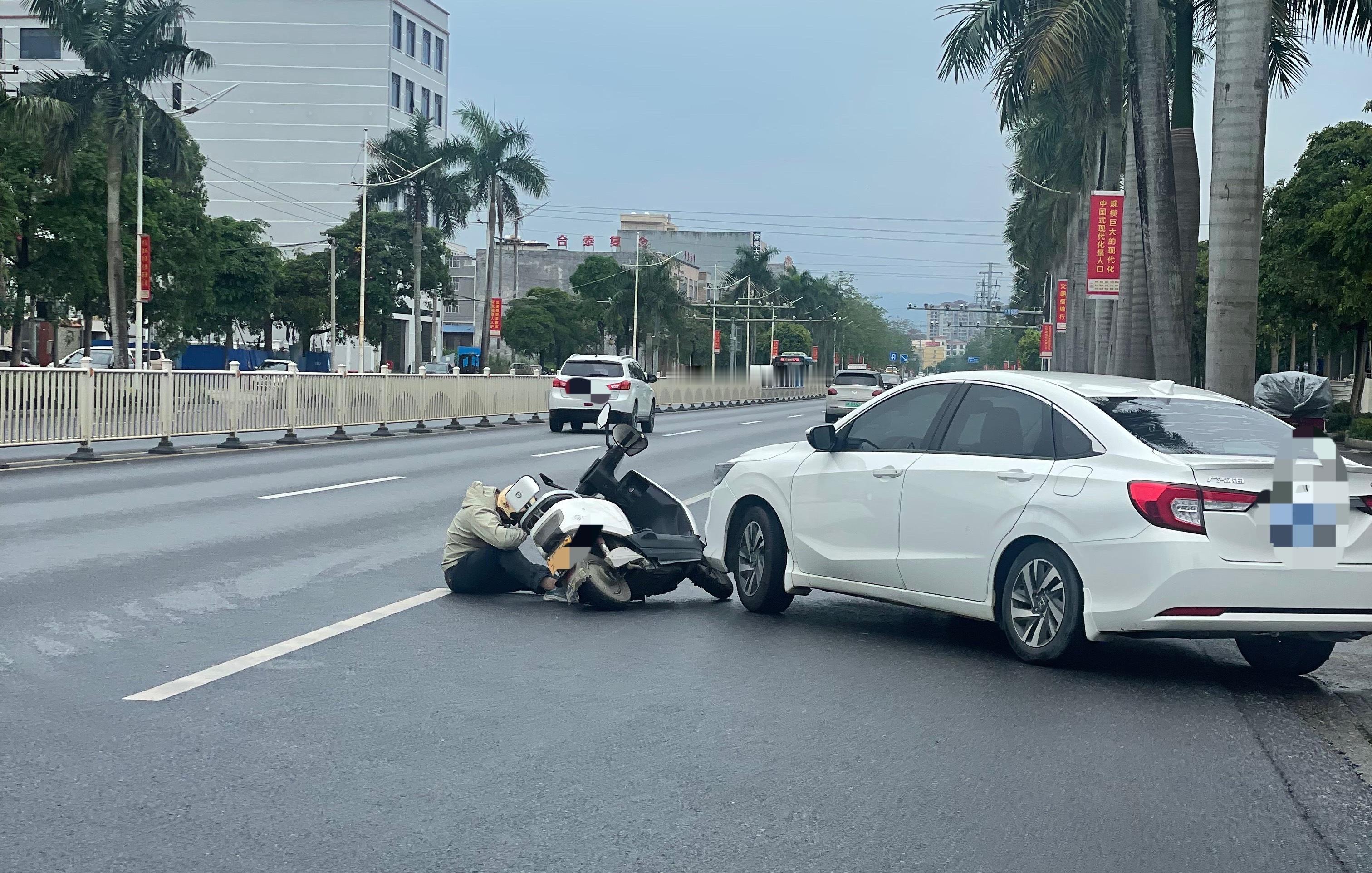 【玉林某惠油站路段小车在路口碰到电车】5月4日上午，玉林市玉福大道某惠加油站路段