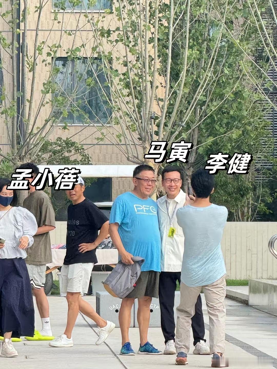 李健夫妇阿那亚看楼盘，小5岁妻子戴玉镯好优雅，两人坚持丁克多年感情甜蜜！ ​​​